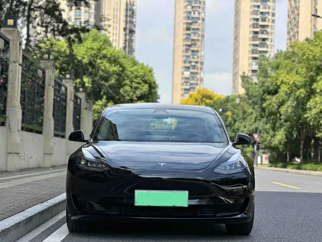 Tesla Model 3 — Фото автомобиля 2