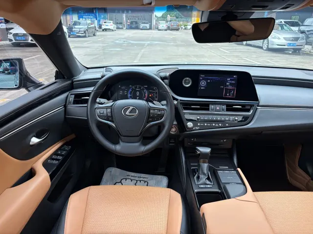 Lexus ES — Фото автомобиля 8