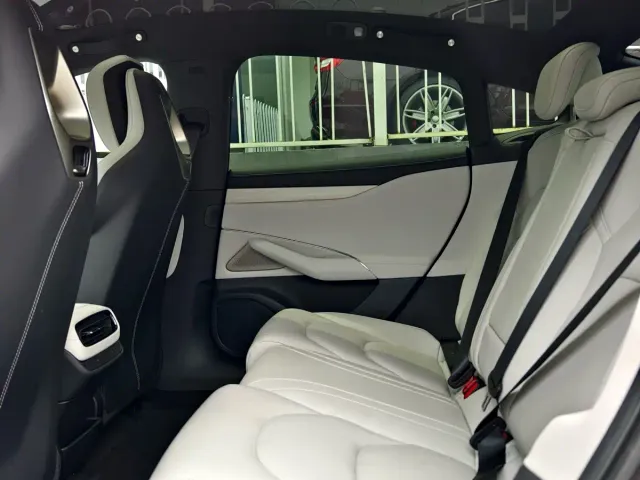 Xiaomi SU7 — Фото автомобиля 18