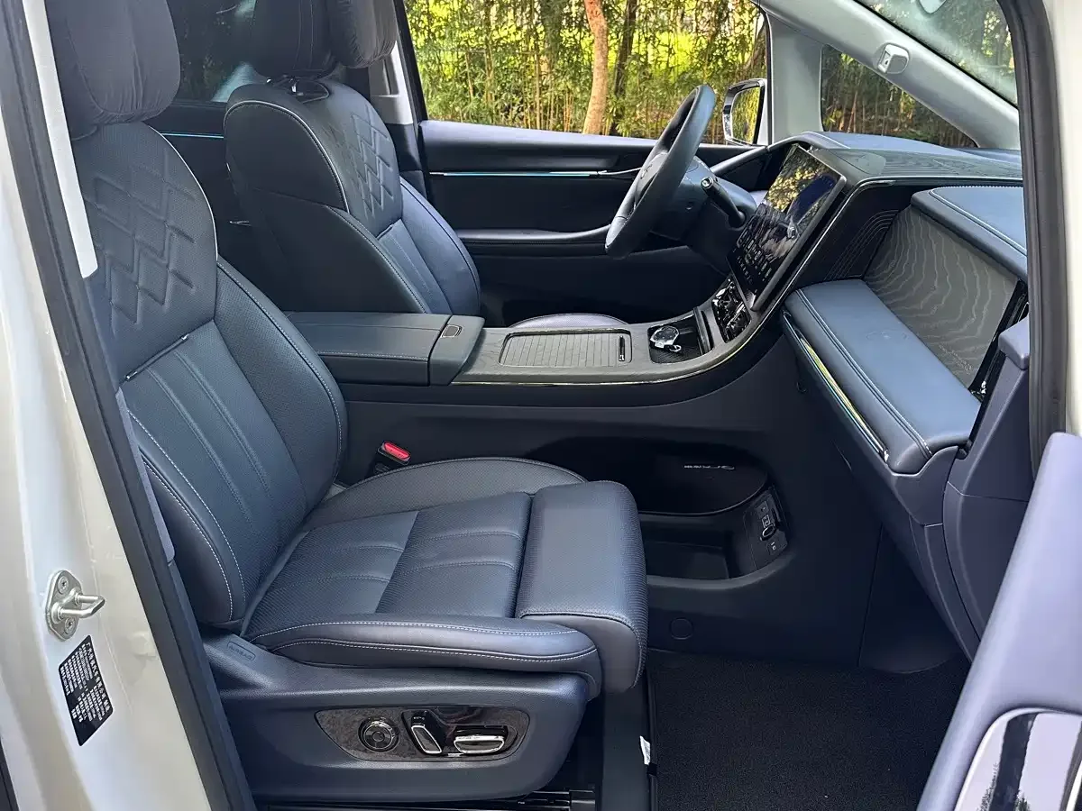 GAC Trumpchi Trumpchi Xiangwang M8 2025 Model QianKun Series Ultra First Class — Фото автомобиля 11