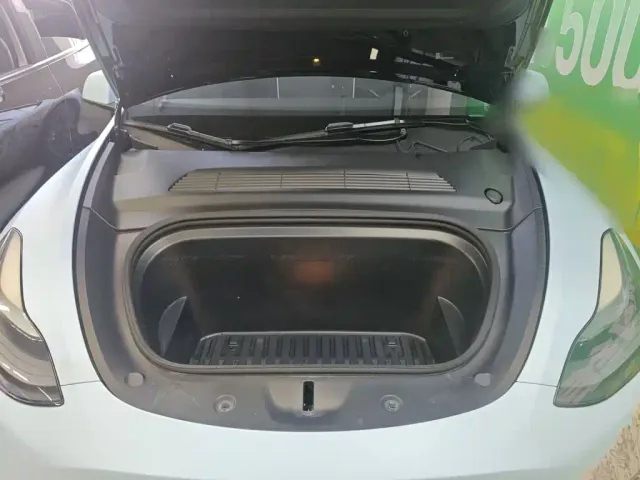Tesla Model Y — Фото автомобиля 15