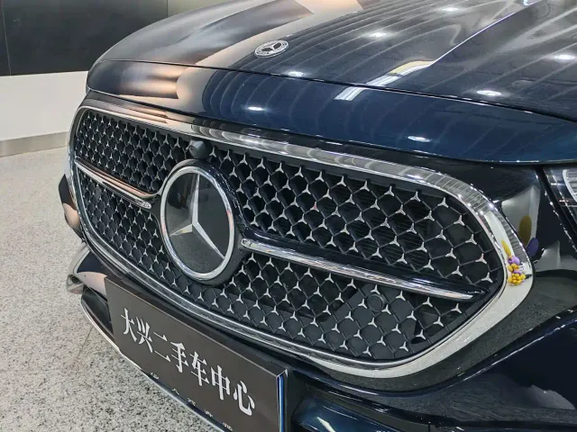 Mercedes-Benz E-Class — Фото автомобиля 2