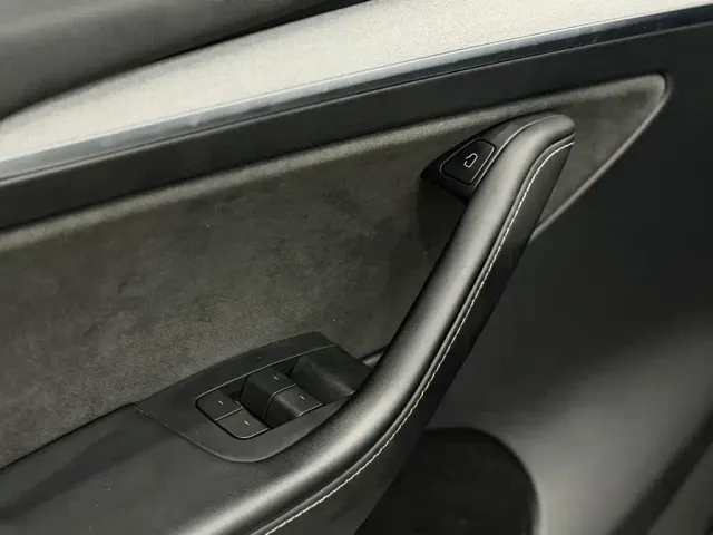 Tesla Model Y — Фото автомобиля 14
