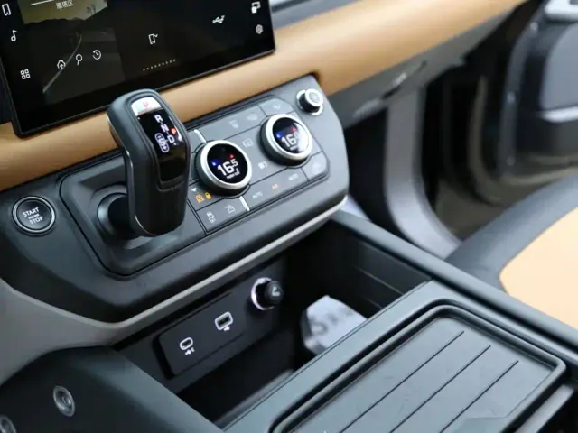 Land Rover Defender — Фото автомобиля 15