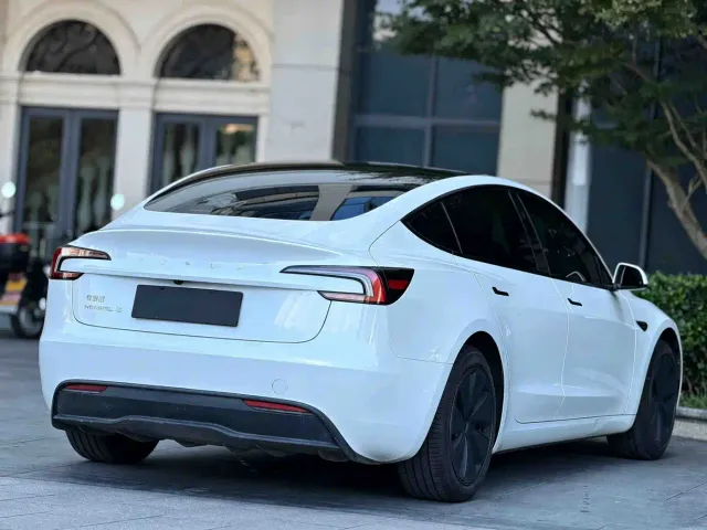 Tesla Model 3 — Фото автомобиля 8
