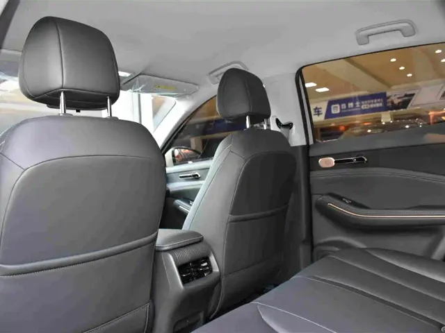 Baojun E6 — Фото автомобиля 10