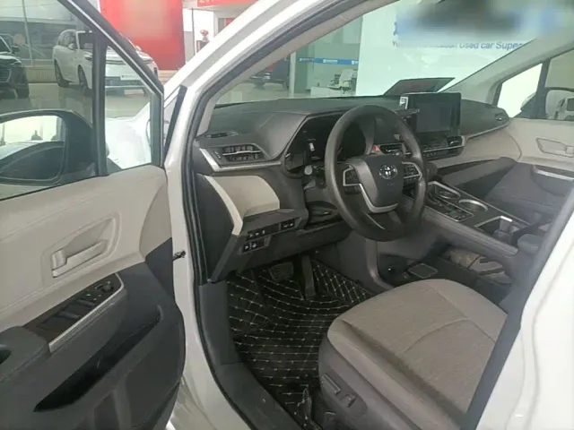 Toyota Sienna — Фото автомобиля 14