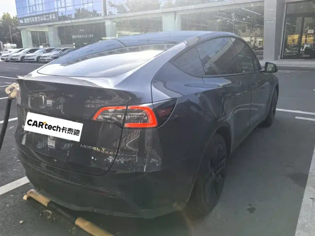 Tesla Model Y — Фото автомобиля 5