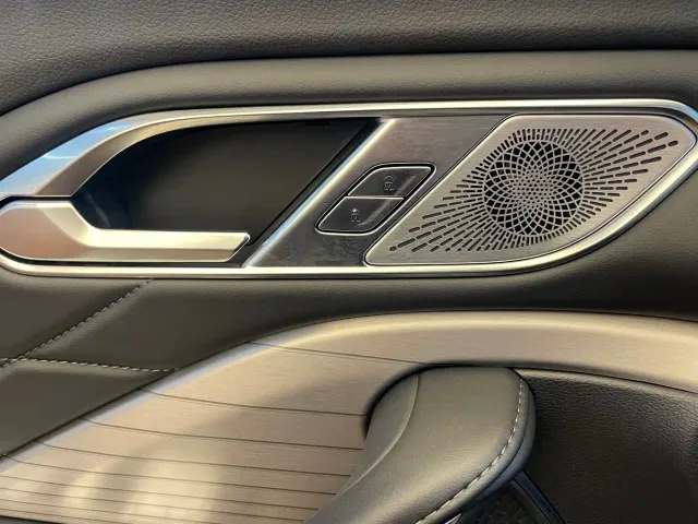 Hongqi HS7 PHEV — Фото автомобиля 10