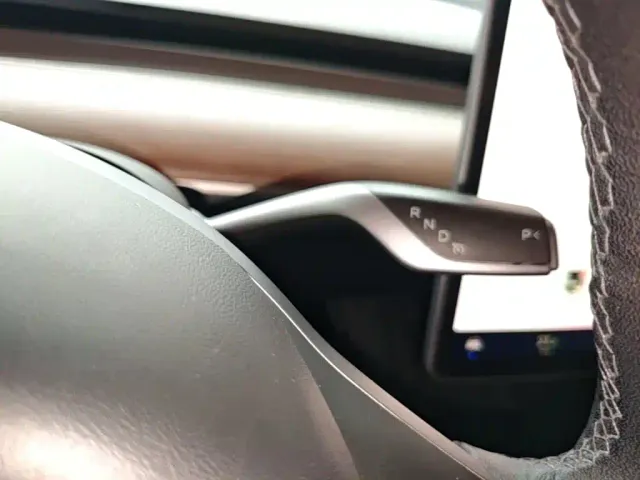 Tesla Model 3 — Фото автомобиля 13