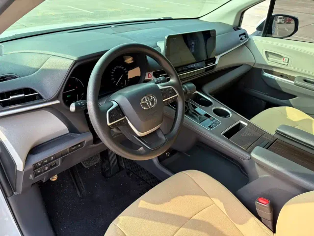 Toyota Sienna — Фото автомобиля 10
