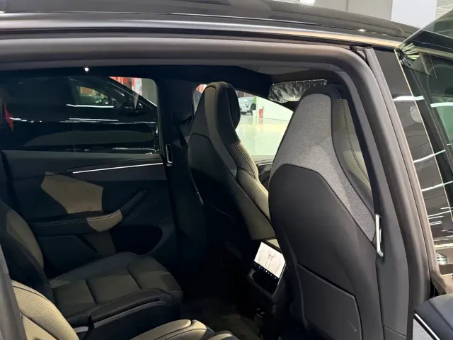 Tesla Model Y L — Фото автомобиля 8
