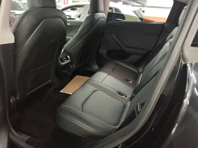 Tesla Model Y — Фото автомобиля 16