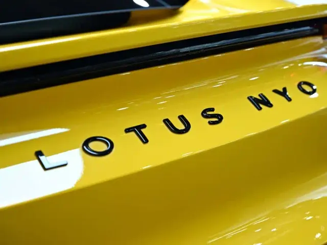 Lotus Emira — Фото автомобиля 19