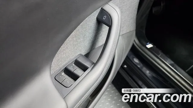 Tesla Model S — Фото автомобиля 27