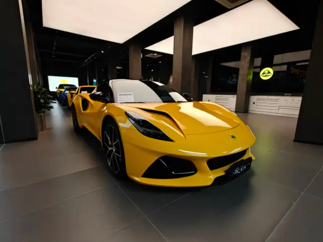 Lotus Emira — Фото автомобиля 2