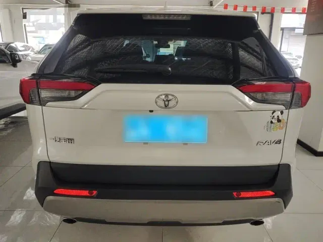 Toyota RAV4 — Фото автомобиля 5
