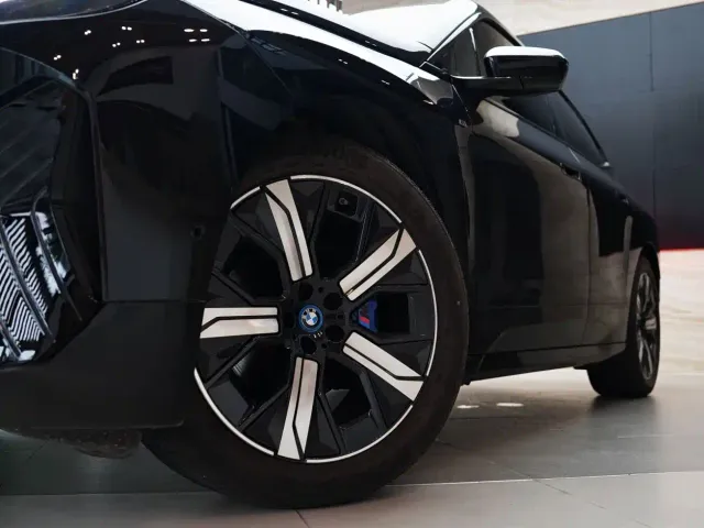 BMW iX — Фото автомобиля 13
