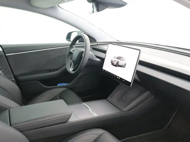 Tesla Model 3 — Фото автомобиля 4