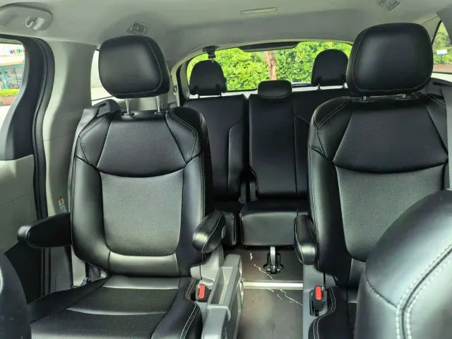 Toyota Sienna — Фото автомобиля 20