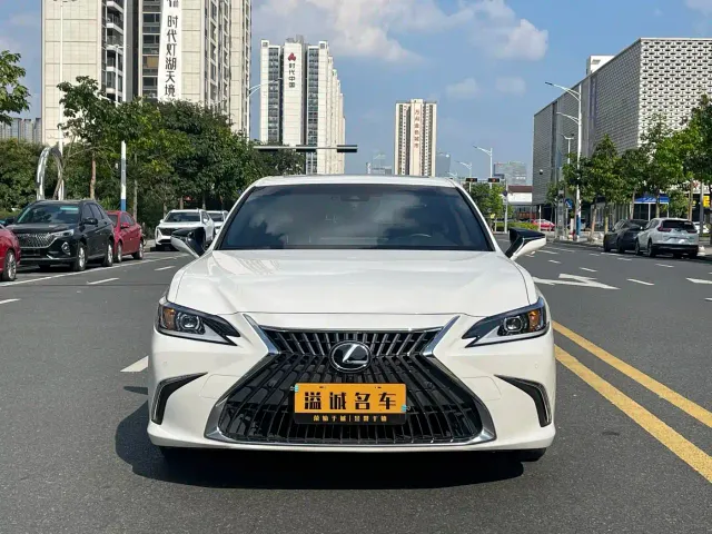 Lexus ES — Фото автомобиля 2