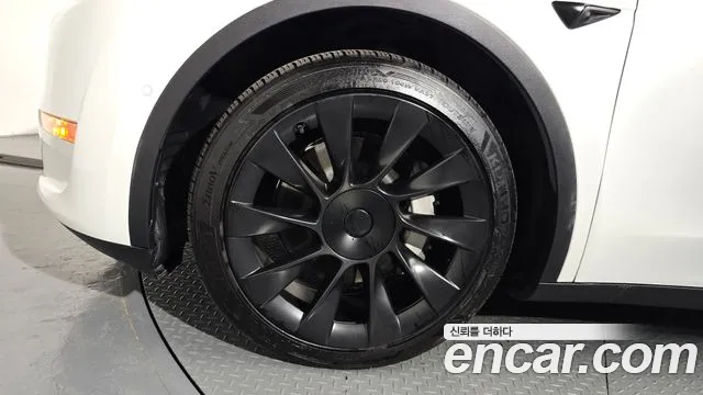 Tesla Model Y — Фото автомобиля 5