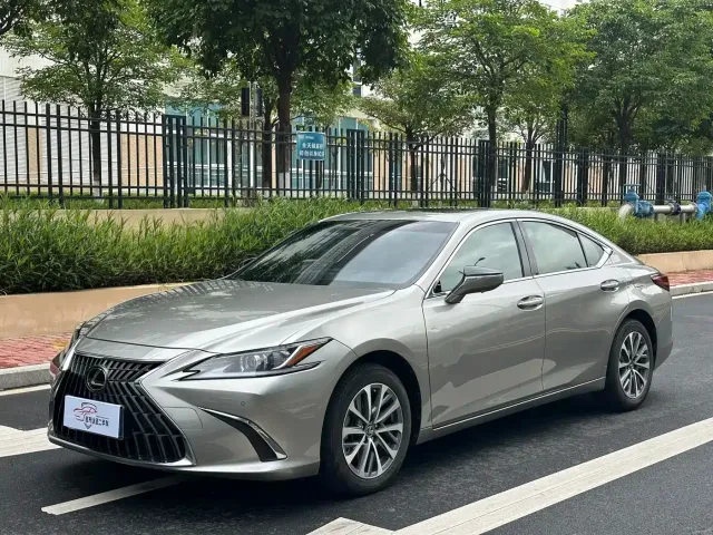 Фотография автомобиля — Lexus ES