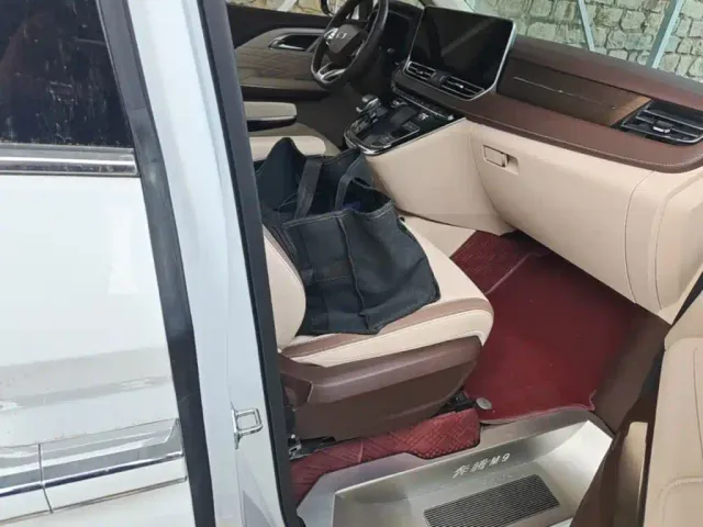 Bestune Besturn M9 — Фото автомобиля 24