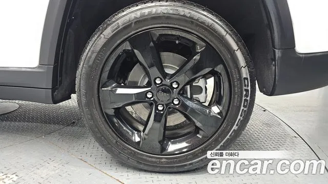 Jeep Cherokee — Фото автомобиля 5