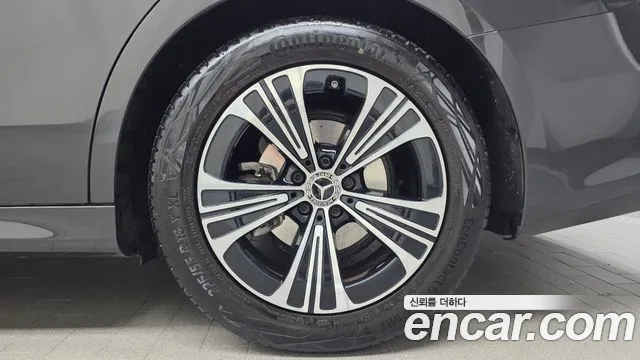 Mercedes-Benz E-Class — Фото автомобиля 4