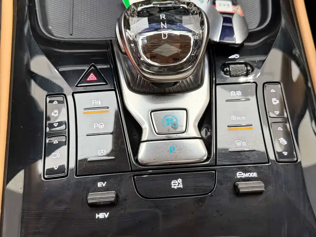 Denza Denza D9 2025 Model DM-i Smart Drive Edition 1020 AWD Flagship — Фото автомобиля 20