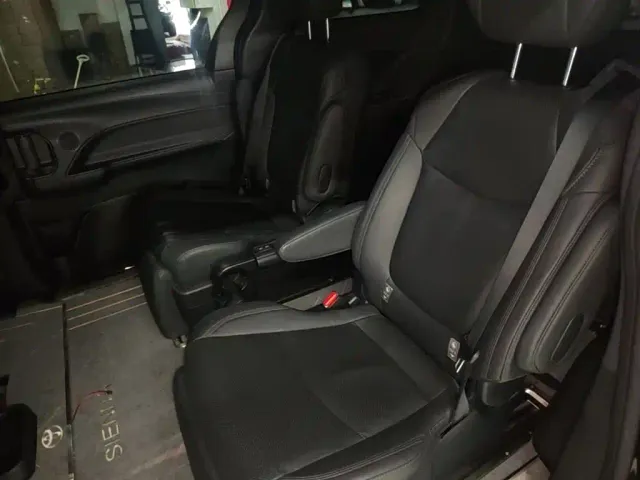 Toyota Sienna — Фото автомобиля 16
