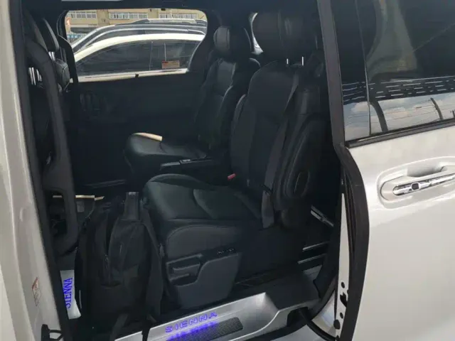 Toyota Sienna — Фото автомобиля 16