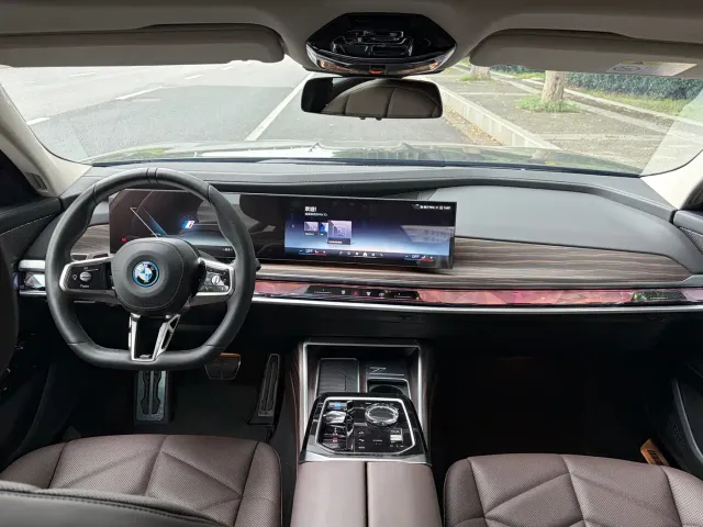 BMW i7 — Фото автомобиля 12