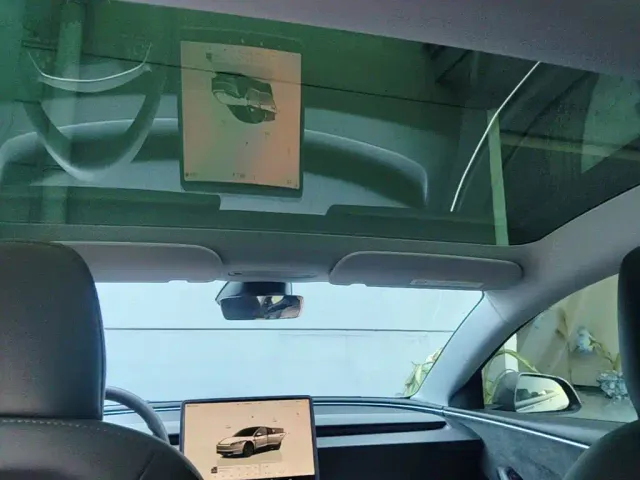 Tesla Model 3 — Фото автомобиля 17