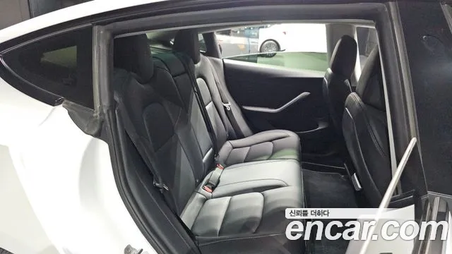 Tesla Model 3 — Фото автомобиля 10