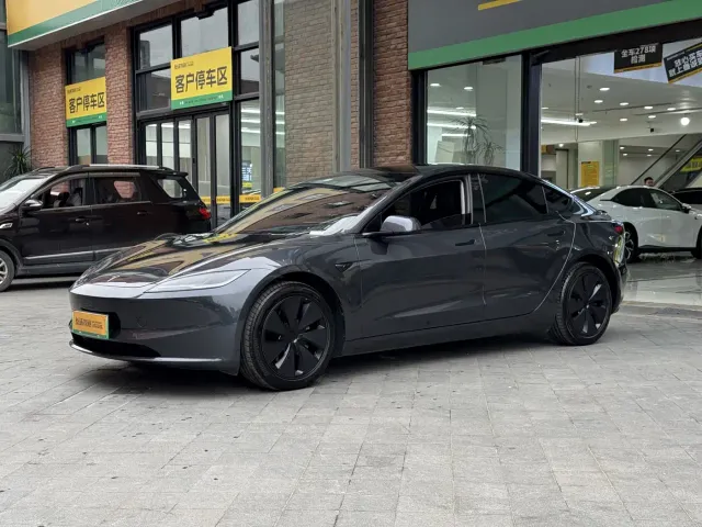 Tesla Model 3 — Фото автомобиля 4
