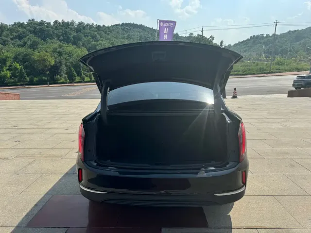 Hongqi E-QM5 — Фото автомобиля 8