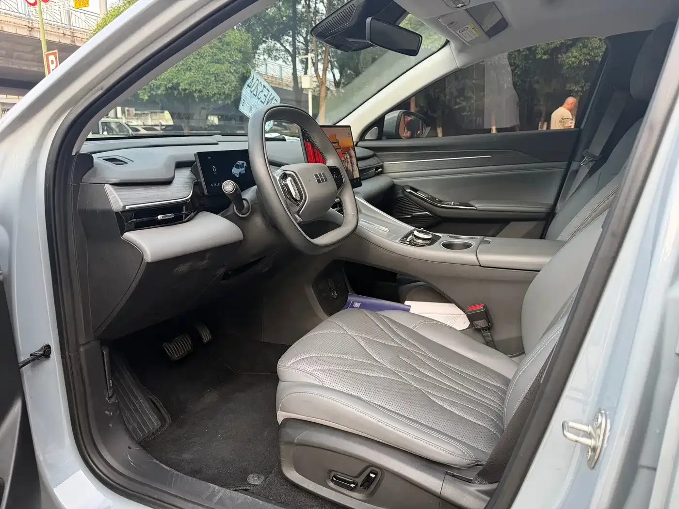 Geely Galaxy Galaxy L6 2025 EM-i 140km Explorer+ Edition — Фото автомобиля 6