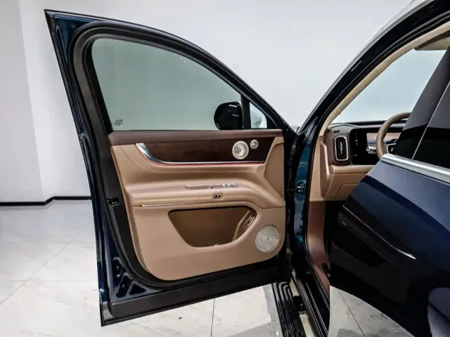 AITO Wenjie AITO M9 2025 Extended Range Ultra 52kWh 6-Seater — Фото автомобиля 8