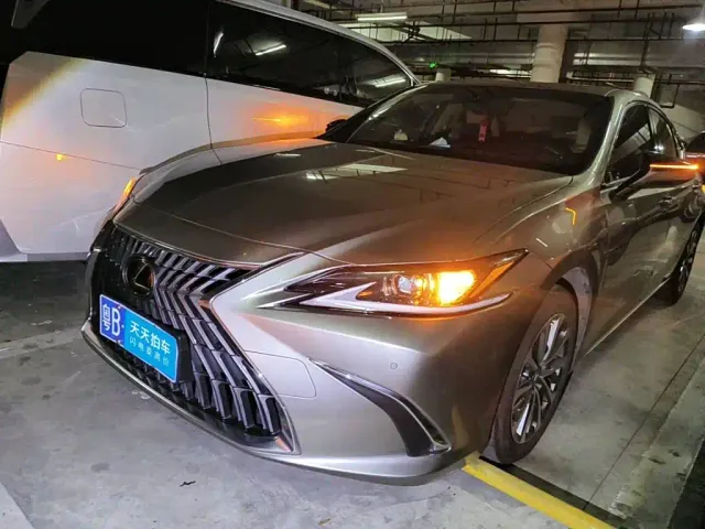Фотография автомобиля — Lexus ES