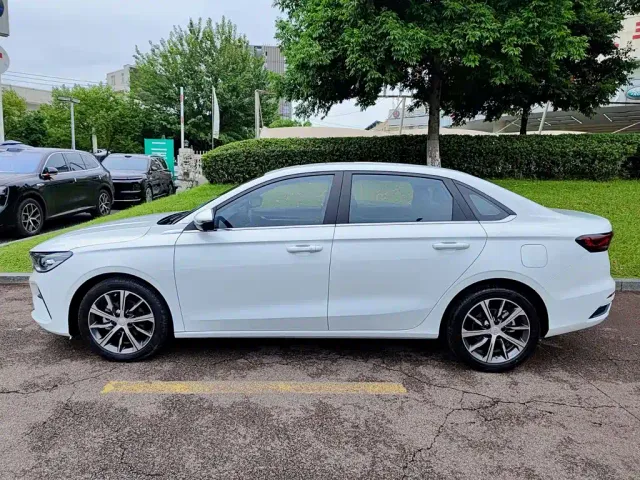 Geely Emgrand — Фото автомобиля 3
