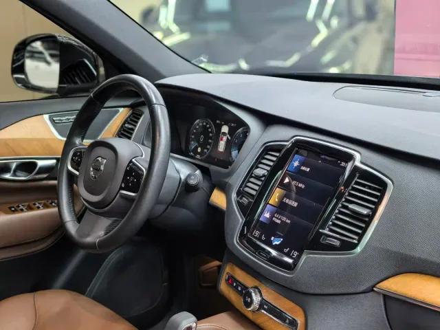 Volvo XC90 — Фото автомобиля 23