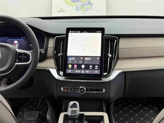 Volvo XC90 — Фото автомобиля 10