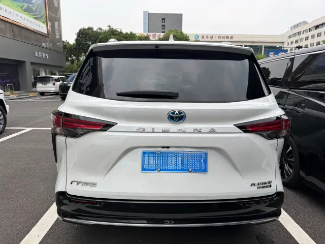 Toyota Sienna — Фото автомобиля 3