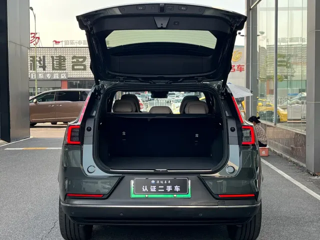 Volvo XC70 Plug-in Hybrid — Фото автомобиля 13