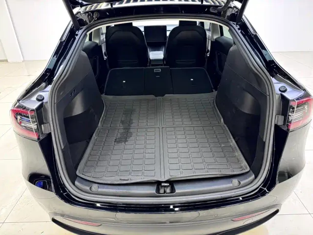 Tesla Model Y — Фото автомобиля 17
