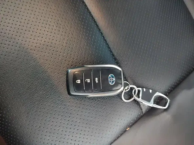 Toyota Corolla Twin Engine E+ — Фото автомобиля 8