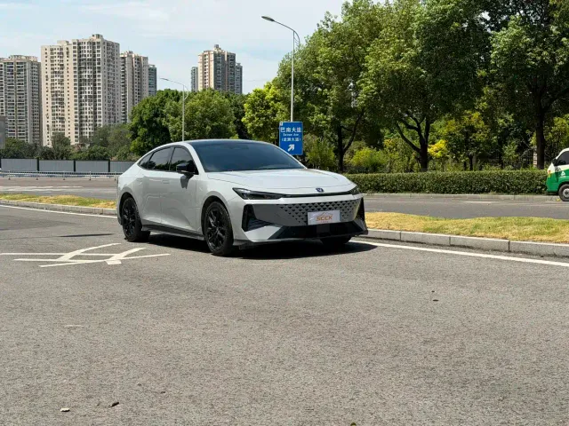Changan Changan UNI-V 2024 1.5T Deluxe — Фото автомобиля 3