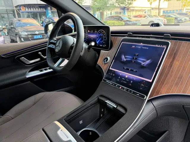 Mercedes-Benz EQE SUV — Фото автомобиля 13